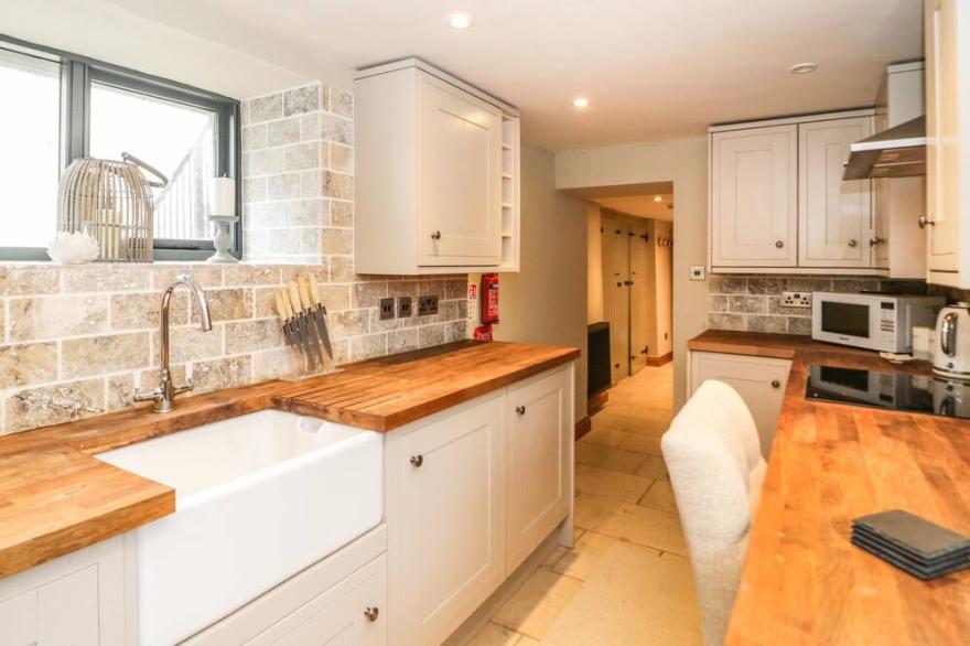 THE DOVECOTE, pet friendly, character holiday cottage in Llanrhaeadr