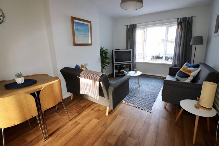 York Rd area, 2 bed, 15 min walk to Cathedral Qtr