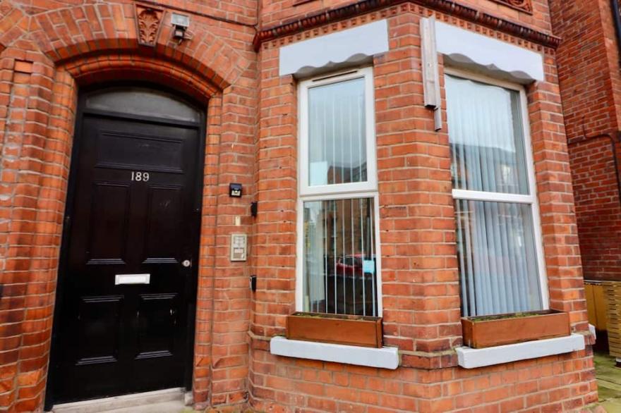 Sleeps 4, only 5 min by taxi/bus to Cathedral Qtr
