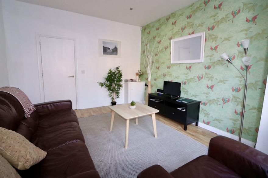 Sleeps 4, only 5 min by taxi/bus to Cathedral Qtr
