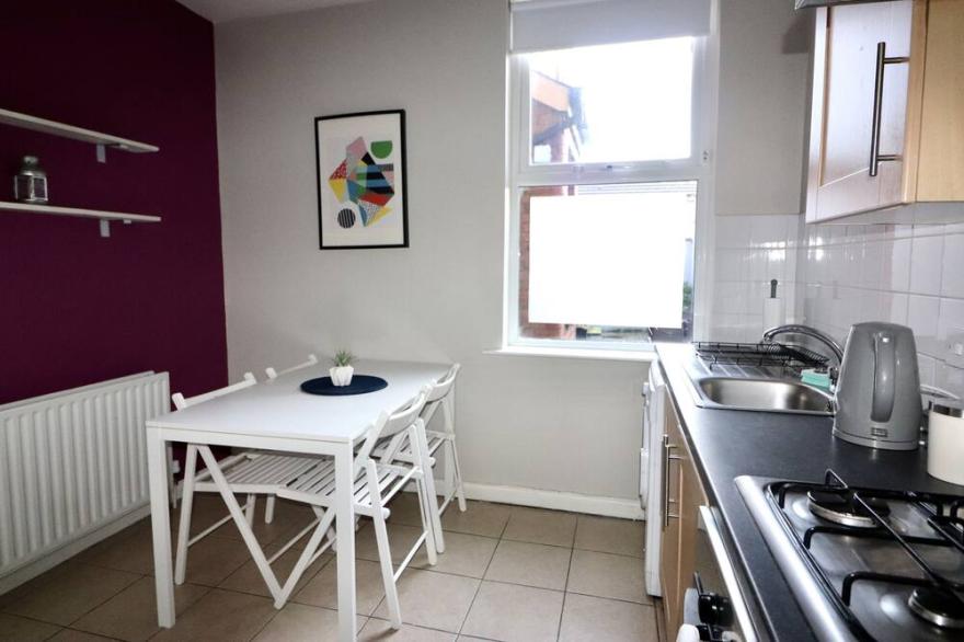 Sleeps 4, only 5 min by taxi/bus to Cathedral Qtr