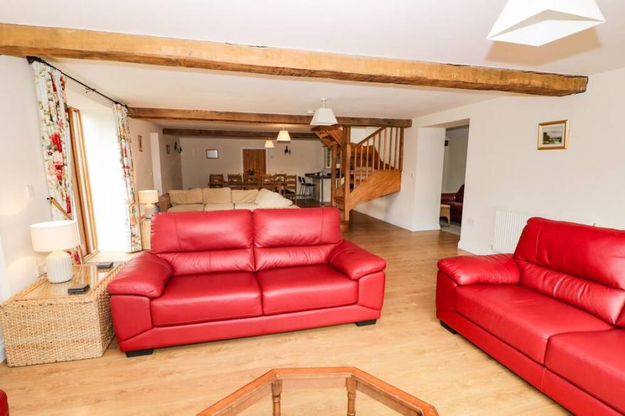 THE WAINHOUSE, pet friendly, with hot tub in Tenbury Wells