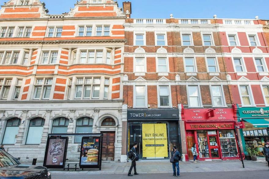 Refurbished Earls Court 2BR,  modern, by Blueground