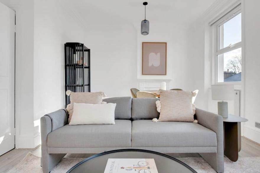 Refurbished Earls Court 2BR,  modern, by Blueground