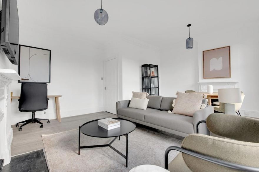 Refurbished Earls Court 2BR,  modern, by Blueground