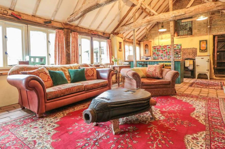 JACKDAW'S ROOST, pet friendly, with a garden in Cheltenham