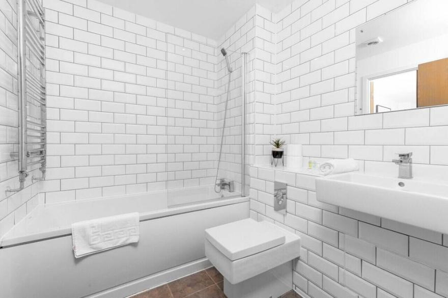 High - End Two Bedroom Two Bathroom - Luxe Apartment - Secure Parking