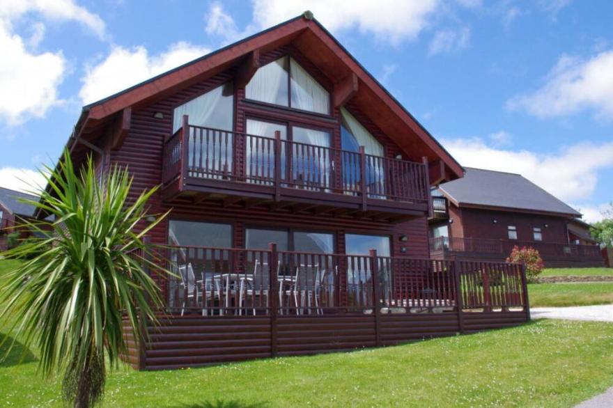 Beautiful  villa for 8 guests with WIFI, TV, patio, panoramic view and parking