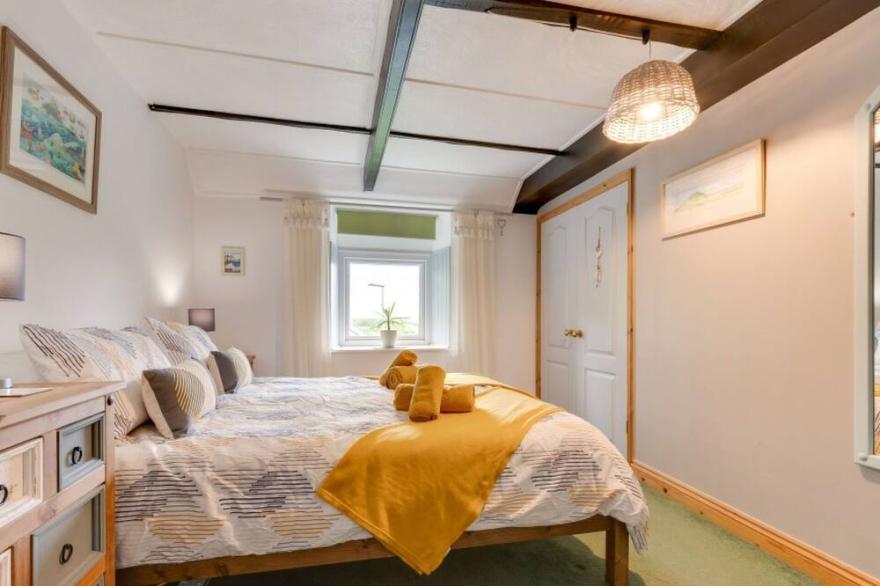Stunning private villa for 4 guests with WIFI, TV, patio, pets allowed and parking