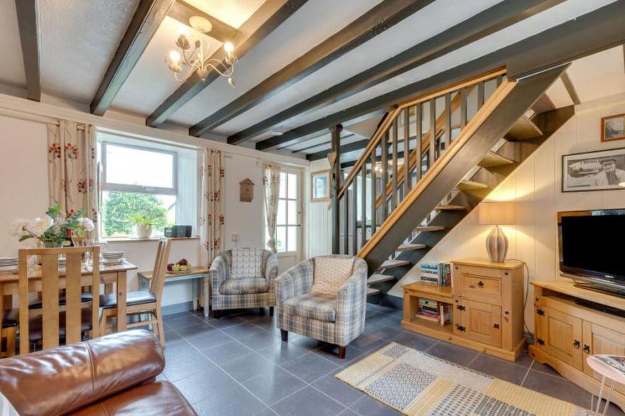 Stunning private villa for 4 guests with WIFI, TV, patio, pets allowed and parking