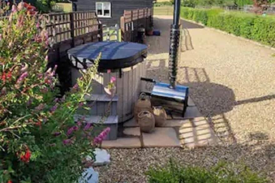 Idyllic and cosy cottage with private wood fired hot tub.