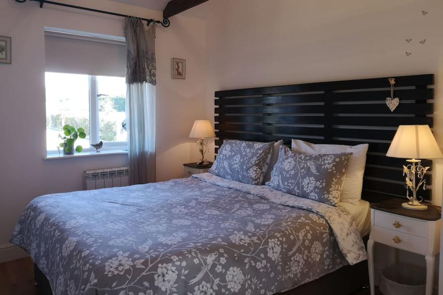 Idyllic and cosy cottage with private wood fired hot tub.