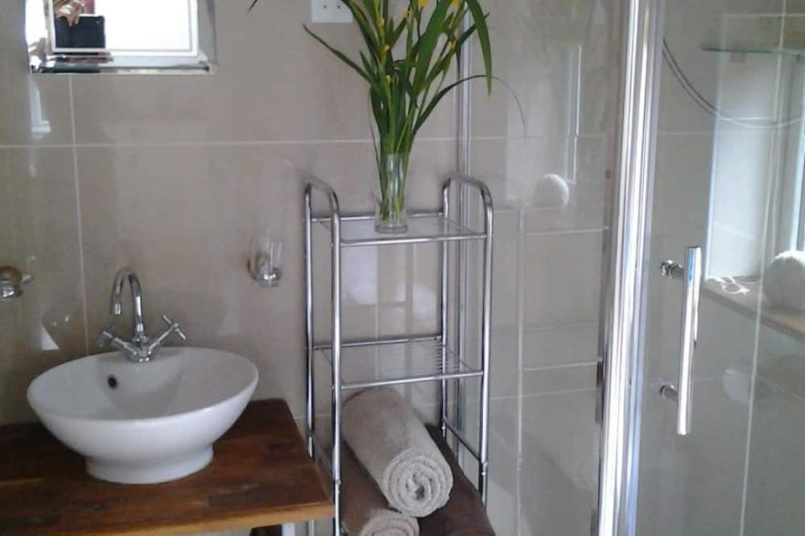 Idyllic and cosy cottage with private wood fired hot tub.