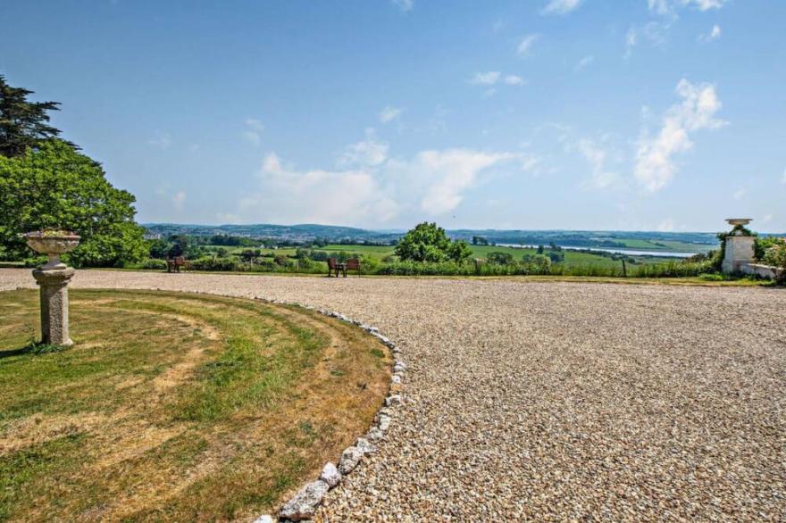 Stunning private villa for 4 people with WIFI, pool, TV, patio, pets allowed and parking