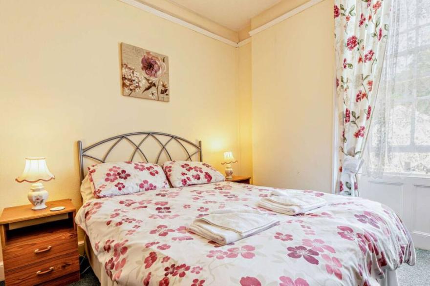 Stunning private villa for 4 people with WIFI, pool, TV, patio, pets allowed and parking