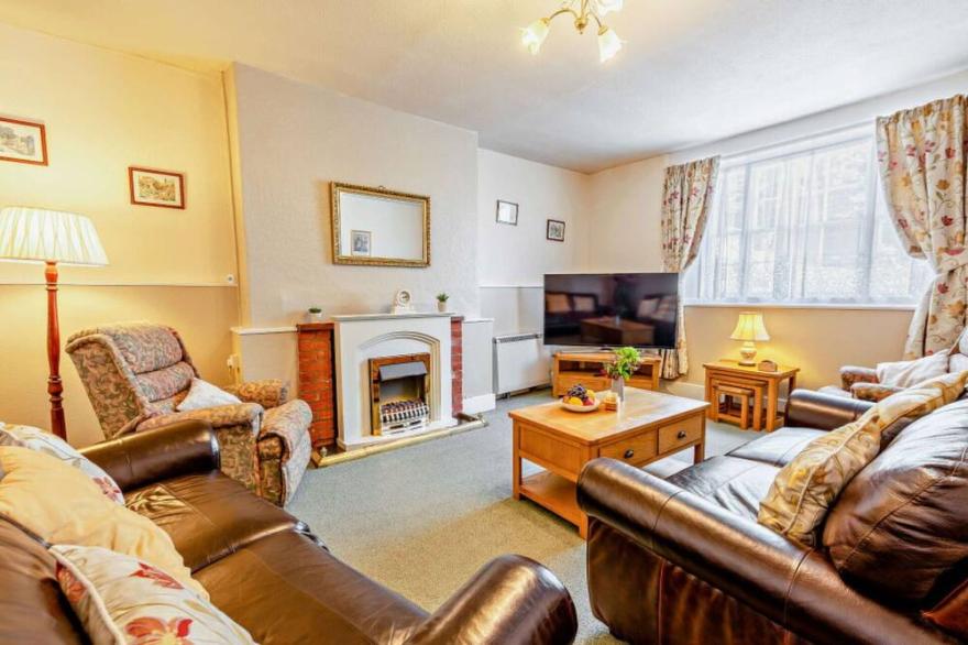 Stunning private villa for 4 people with WIFI, pool, TV, patio, pets allowed and parking