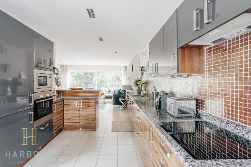 Modern 4 bedroom Town-House with Hot Tub and Views