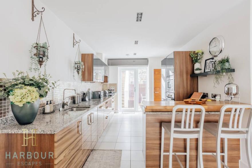 Modern 4 bedroom Town-House with Hot Tub and Views