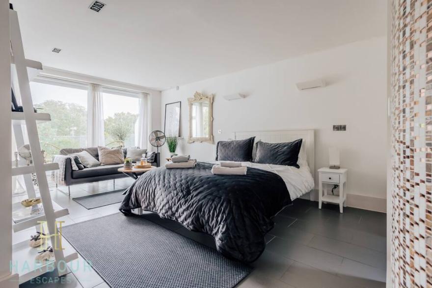 Modern 4 bedroom Town-House with Hot Tub and Views