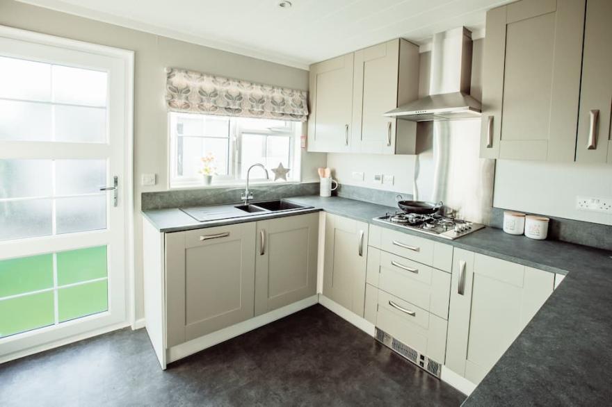 Lux Barnwell (LE) -  a lux lodge that sleeps 6 guests  in 2 bedrooms