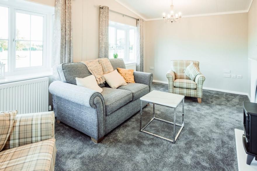 Lux Barnwell (LE) -  a lux lodge that sleeps 6 guests  in 2 bedrooms