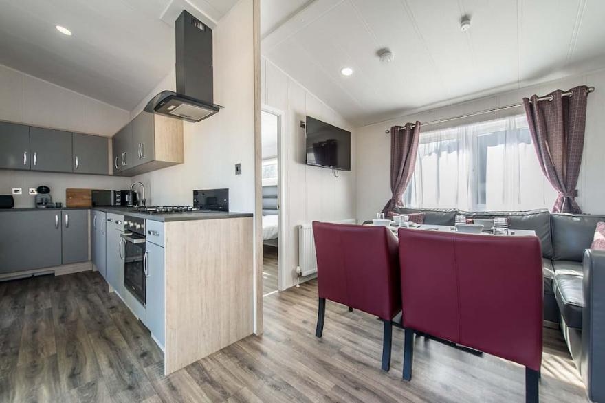Stunning lodge 2 bedroom lodge, sleeps 6 with hot tub