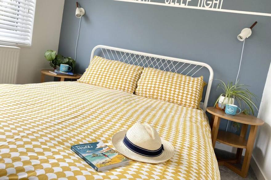 Bright & stylish couples coastal hideaway, with amazing views, near St Ives