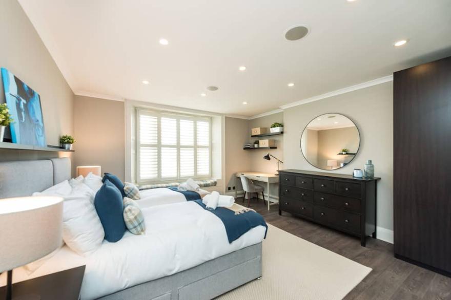 Stylish and chic apartment on Charlotte Square