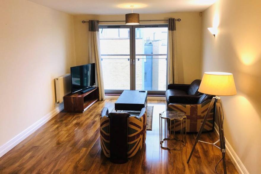 A Modern Riverside Apartment