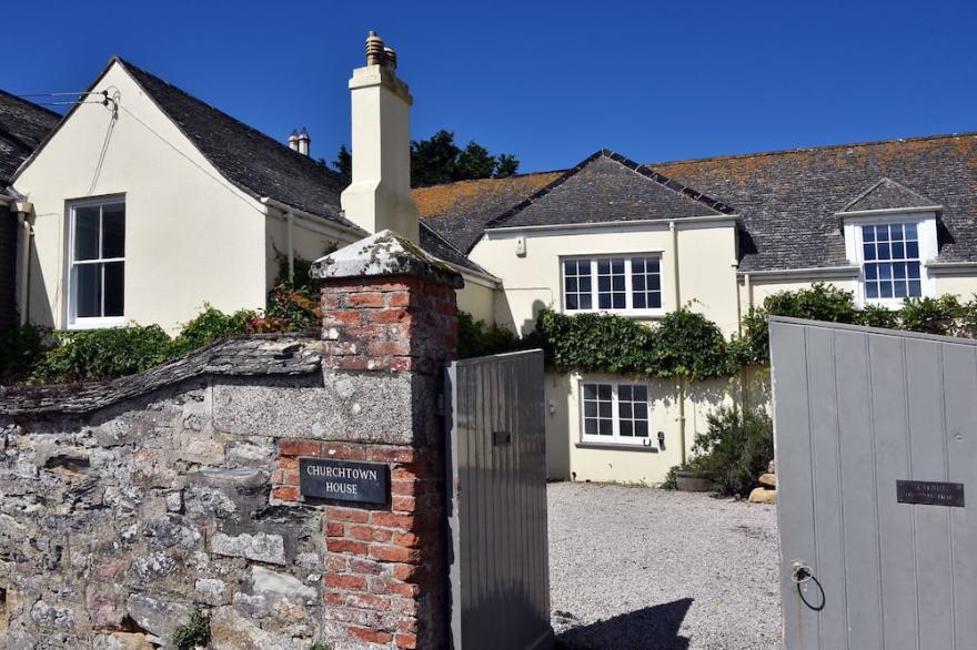 Historical Churchtown House with views of the Sea