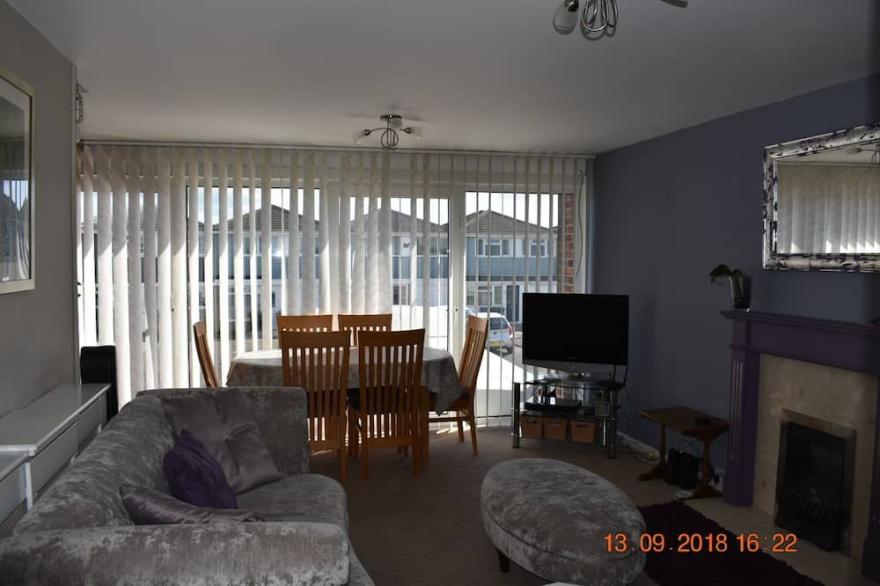 Hampshire Townhouse 10 mins walk from beach