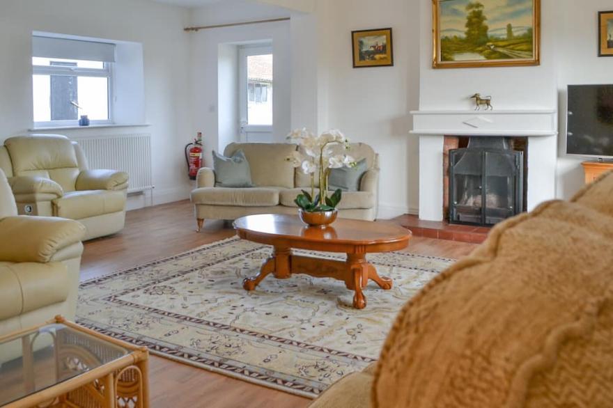 6 bedroom accommodation in Rudston
