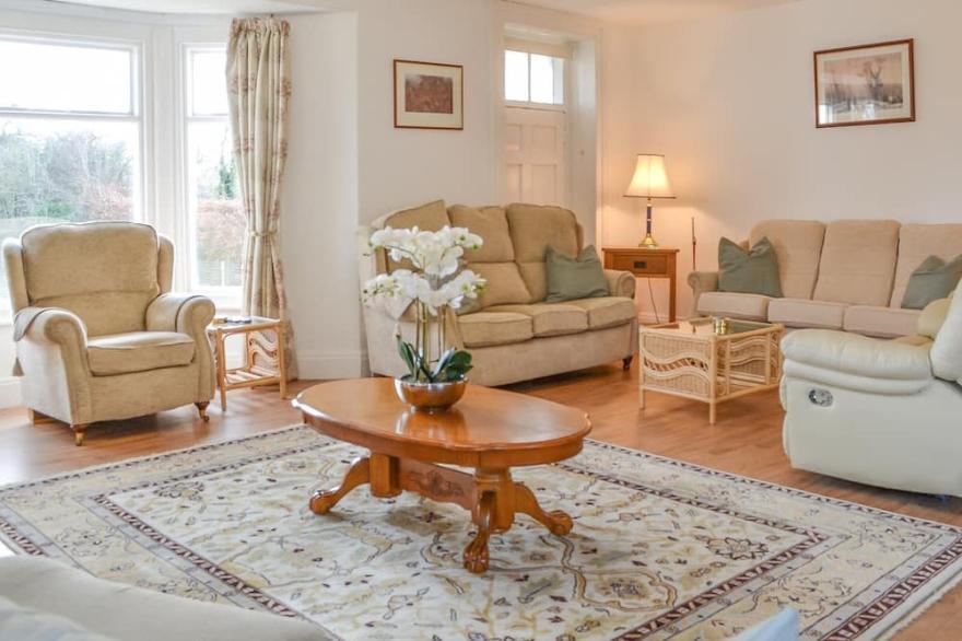 6 bedroom accommodation in Rudston