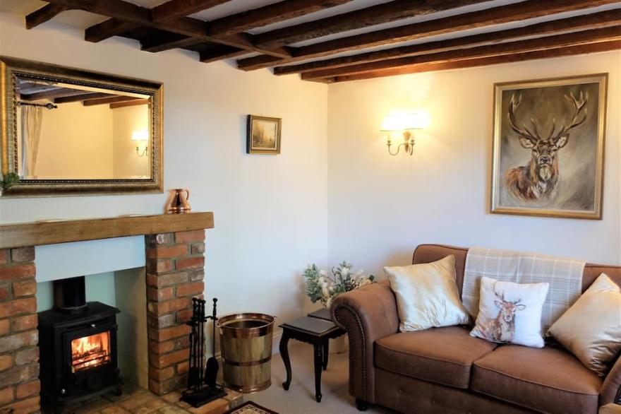 Hartley Wintney - Charming Cottage in Village/ Wood Burning Stove/ Parking/ Wifi