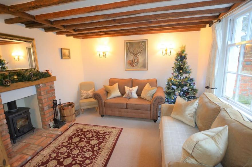 Hartley Wintney - Charming Cottage in Village/ Wood Burning Stove/ Parking/ Wifi