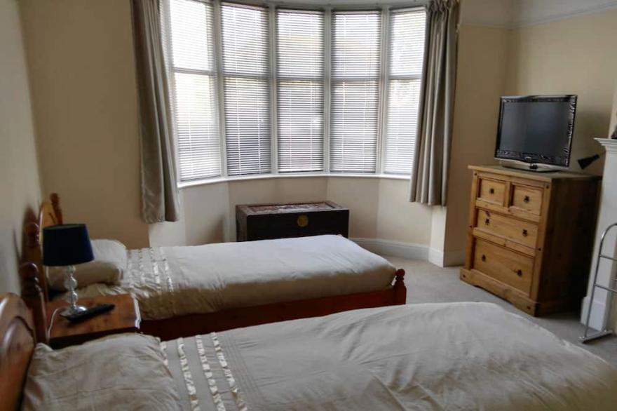 Worthing Beachside detached spacious holiday home
