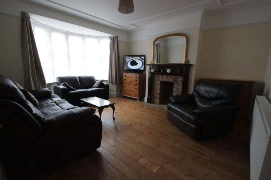 Worthing Beachside detached spacious holiday home
