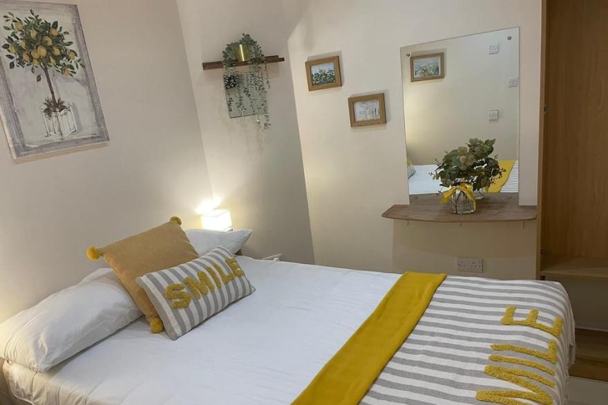 5 bed, 2.5 bath, luxury apartment - sleeps 8.