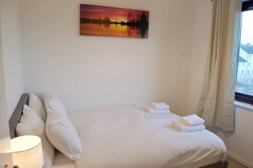 Comfortable and Bright 2 Bedroom minutes from Leith Walk