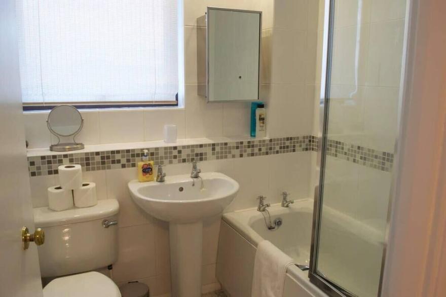 Comfortable and Bright 2 Bedroom minutes from Leith Walk