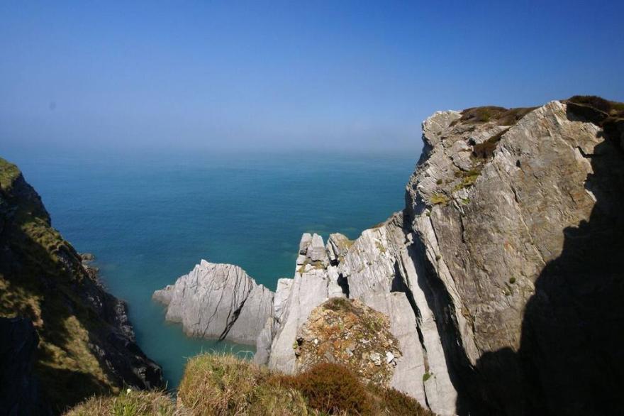 ROCKHAM BAY VIEW, pet friendly, character holiday cottage in Mortehoe