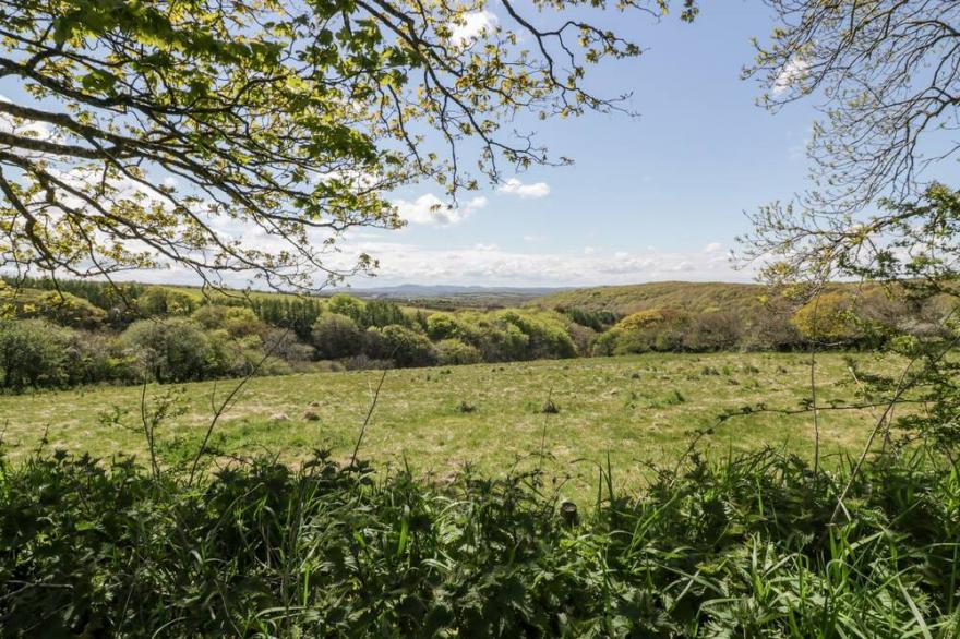 THE HAYLOFT, romantic, character holiday cottage in Bodmin