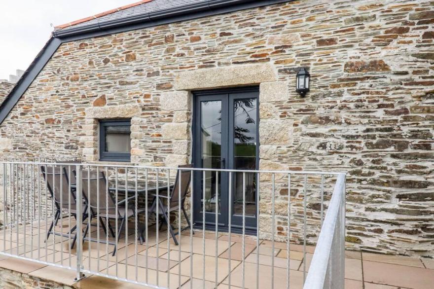 THE HAYLOFT, romantic, character holiday cottage in Bodmin