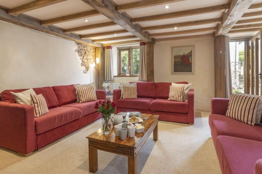 Threshing Barn, dogs welcome, allocated parking, heart of Torquay, Award Winning