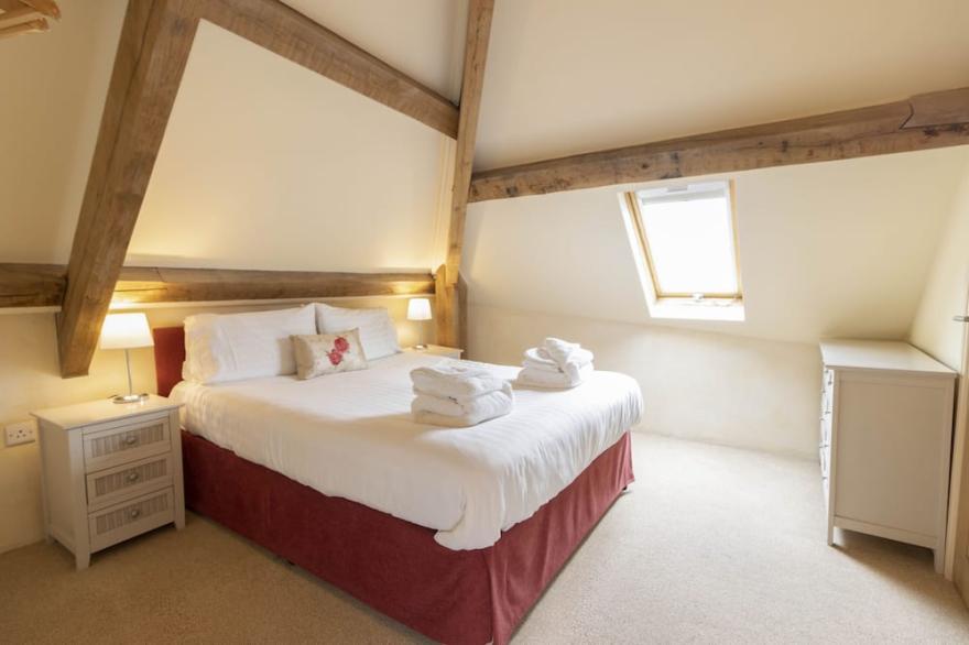 Threshing Barn, dogs welcome, allocated parking, heart of Torquay, Award Winning
