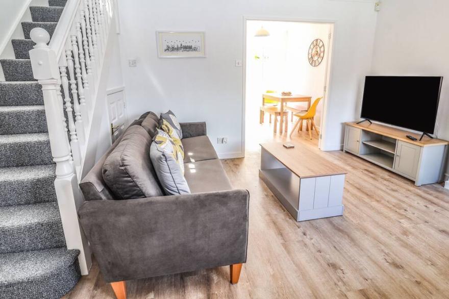 BROOKHIRST PLACE, pet friendly, with a garden in Chester