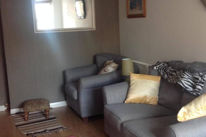 Cosy 2 bedroom cottage. Parking and sunny garden. 3 mins from beautiful harbour.
