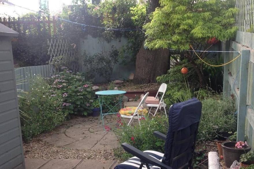 Cosy 2 bedroom cottage. Parking and sunny garden. 3 mins from beautiful harbour.