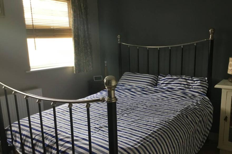 Cosy 2 bedroom cottage. Parking and sunny garden. 3 mins from beautiful harbour.
