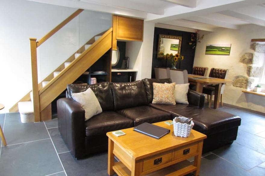 TRENWITH BRIDGE COTTAGE, pet friendly, with open fire in St Ives
